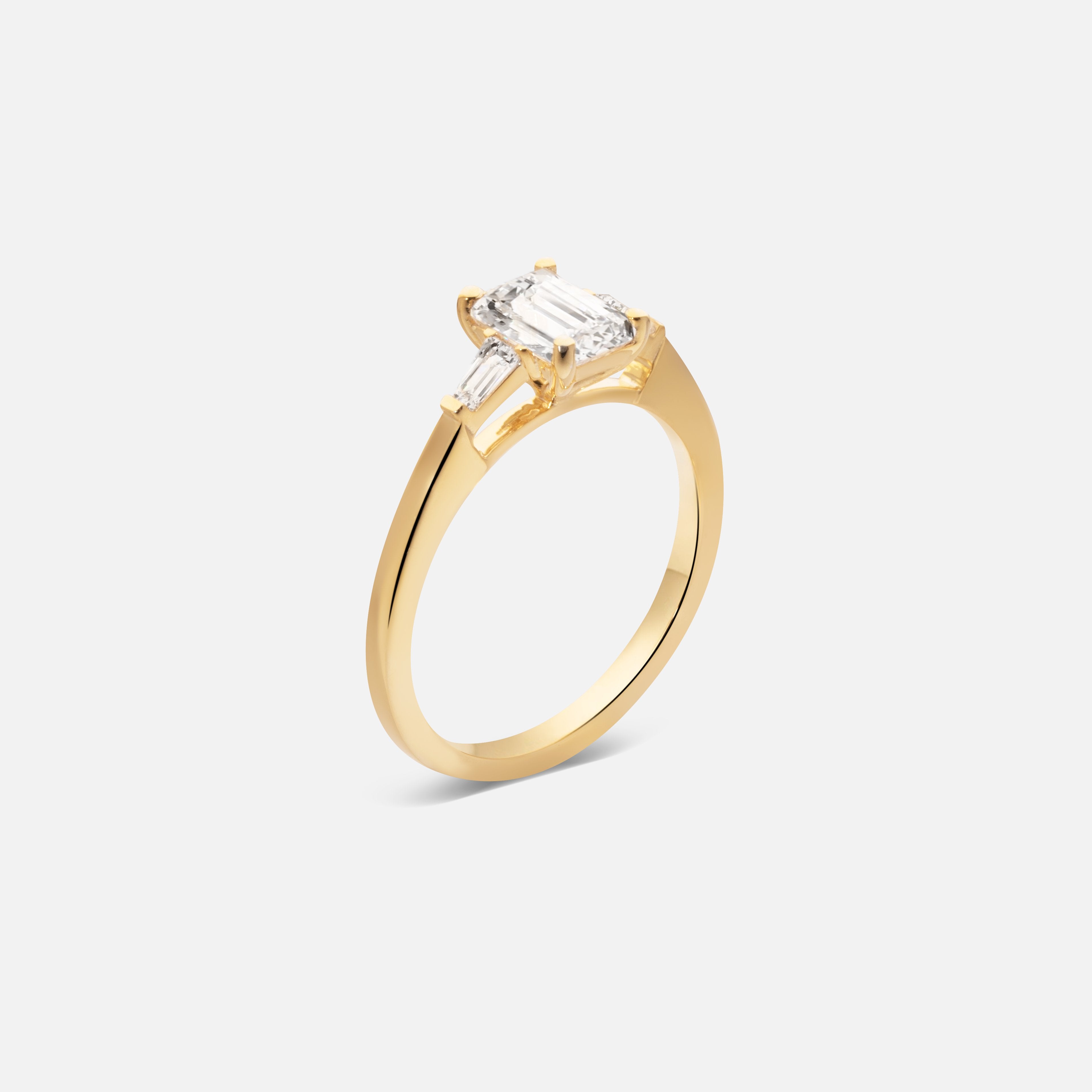 0,7ct Emerald Side Stone Diamond Ring